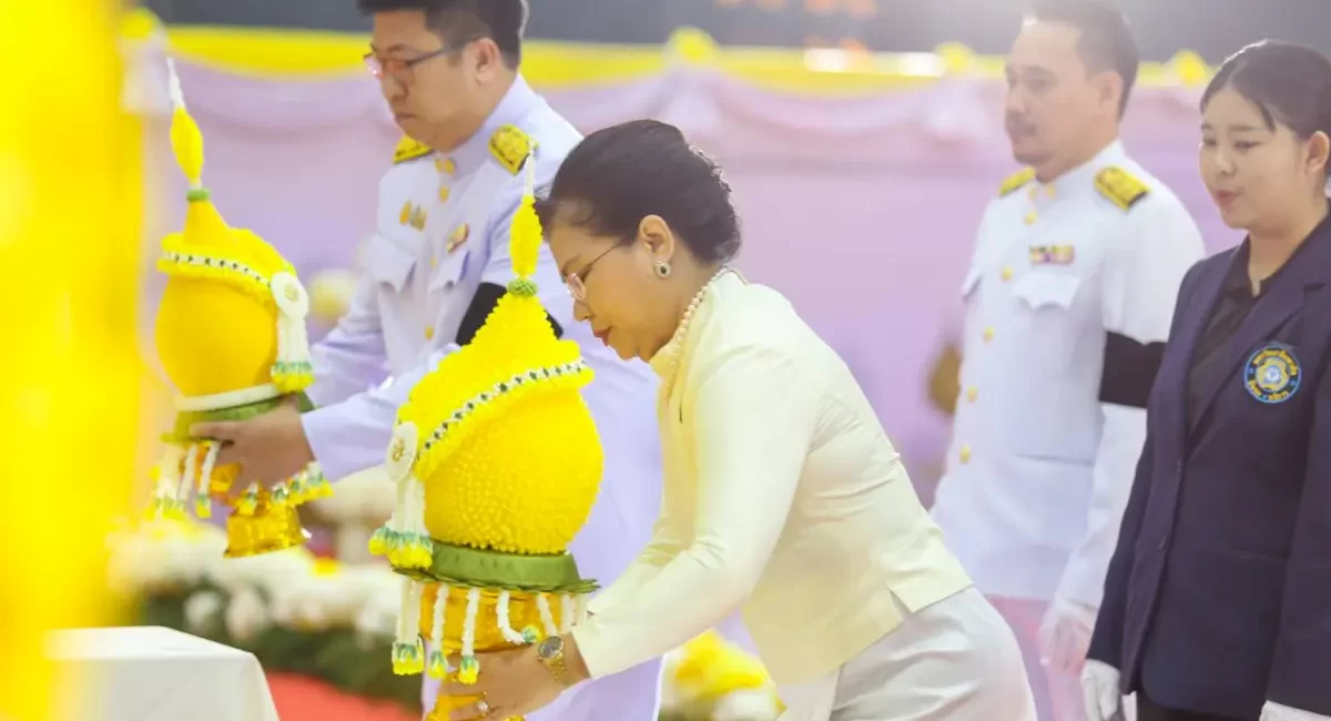 มหาวิทยาลัยพายัพร่วมพิธีวางพานพุ่มดอกไม้ถวายราชสักการะ เนื่องในวันคล้ายวันพระบรมราชสมภพ พระบาทสมเด็จพระบรมชนกาธิเบศร มหาภูมิพลอดุลยเดชมหาราช บรมนาถบพิตร วันชาติ และวันพ่อแห่งชาติ